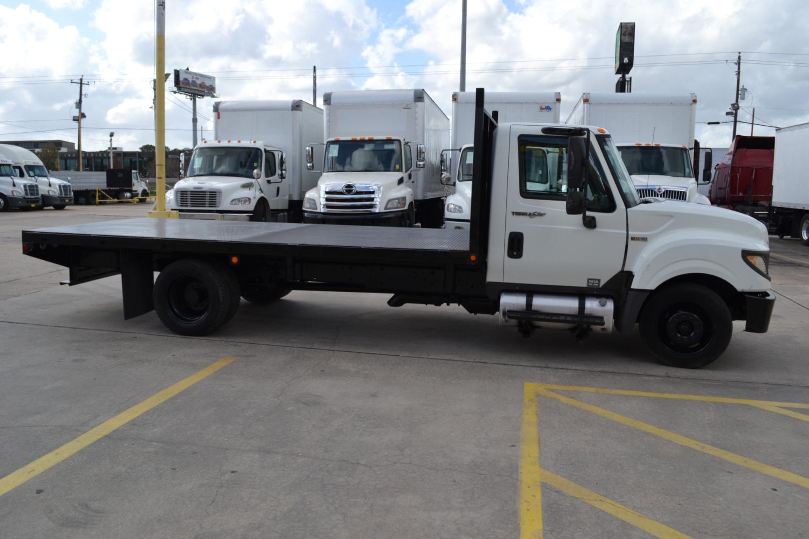 2014 WHITE /BLACK INTERNATIONAL TERRASTAR with an MAXXFORCE 7 6.4L 220HP engine, ALLISON 1000 6SPD AUTOMATIC transmission, located at 9172 North Fwy, Houston, TX, 77037, (713) 910-6868, 29.887470, -95.411903 - Photo#3